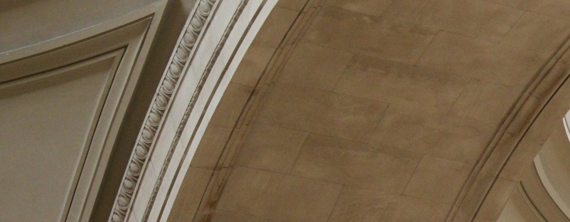 Detail einer geschwungenen Decke in neutralen Farbtönen.