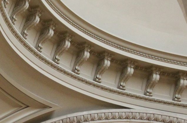 Verzierte Decke mit eleganten Bögen und Säulen.