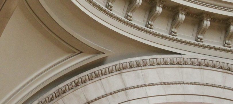 Dekorative Wanddetails mit geschwungenen Linien und eleganten Verzierungen.