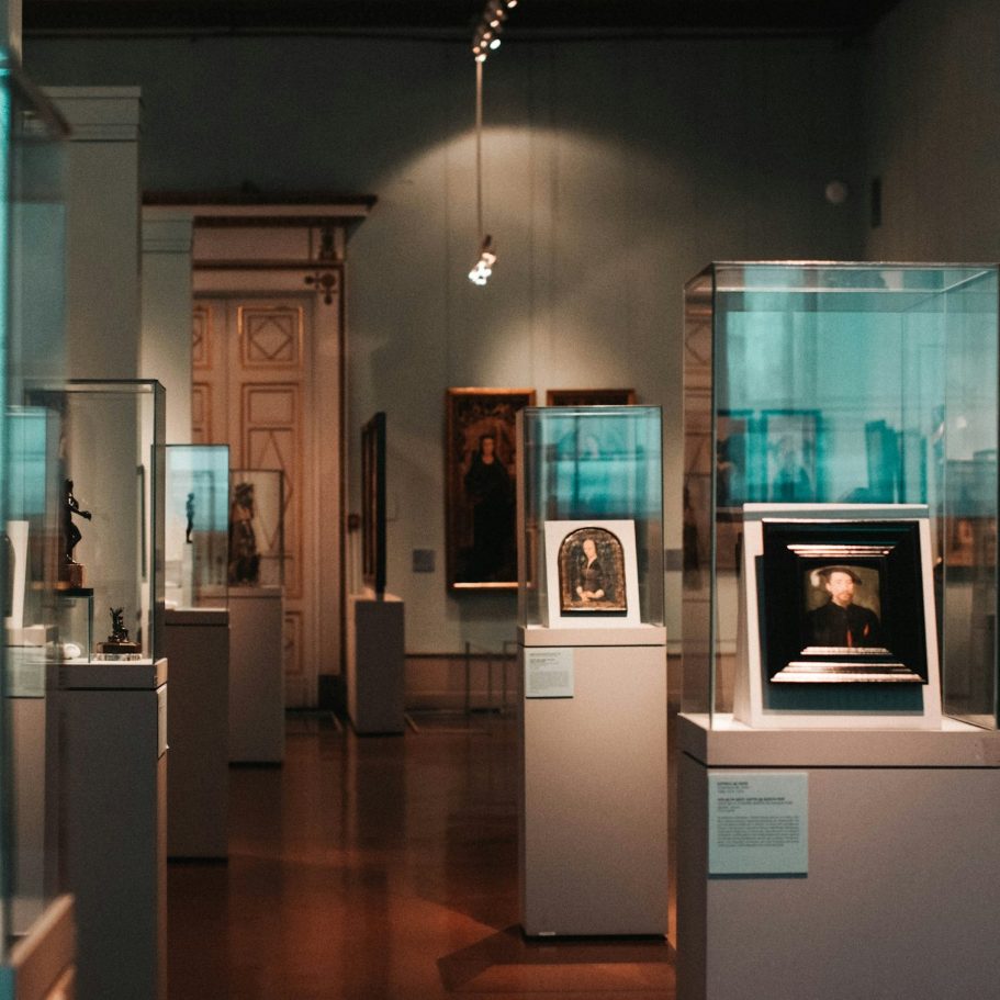 Ausstellung Eine Ausstellung mit kleinen Renaissance-Gemälden in Vitrinen.